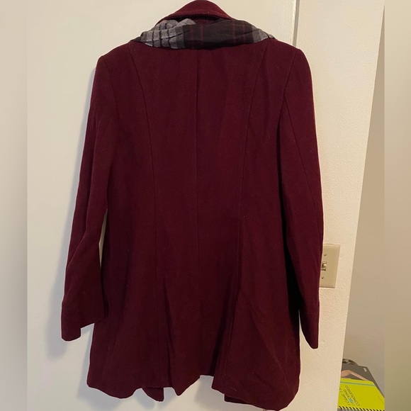 St Johnβs Bay Maroon Button Up Jacket W/ Scarf Size Medium - Picture 2 of 4